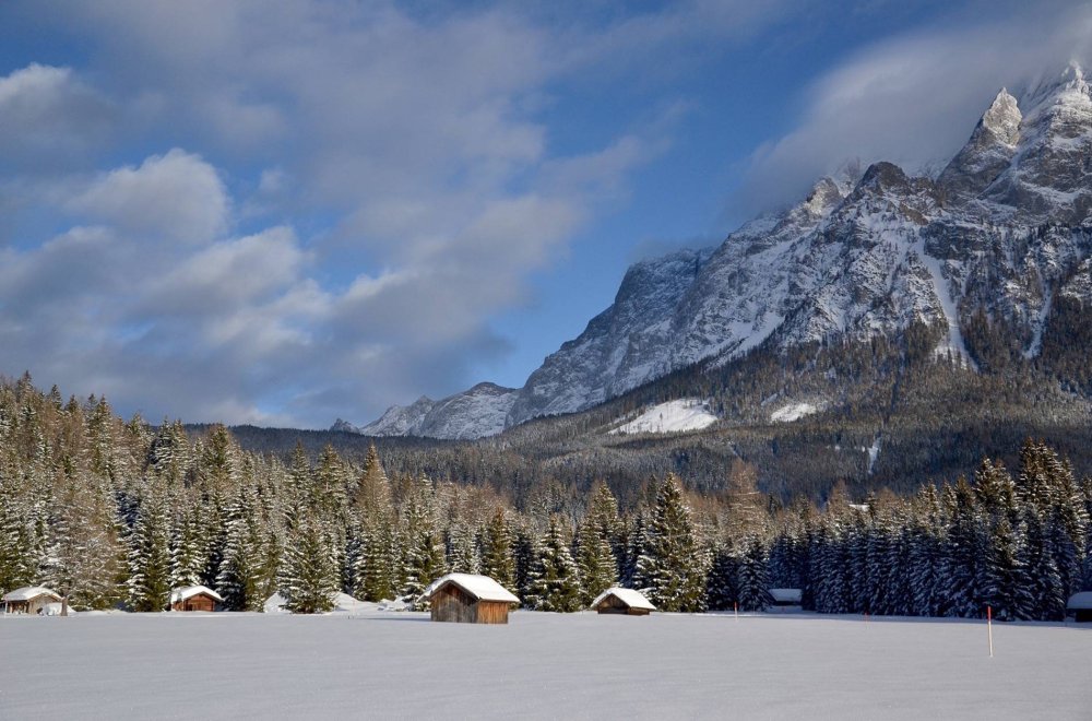 Winterwandern unterhalb der Zugspitze